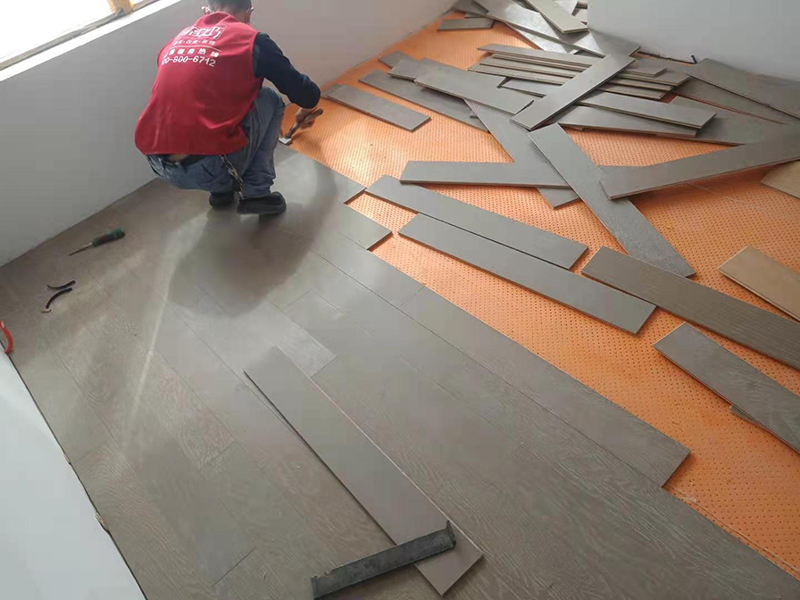 室内不敲瓷砖可以直接铺木地板吗？聪明人都这么干！(图3)