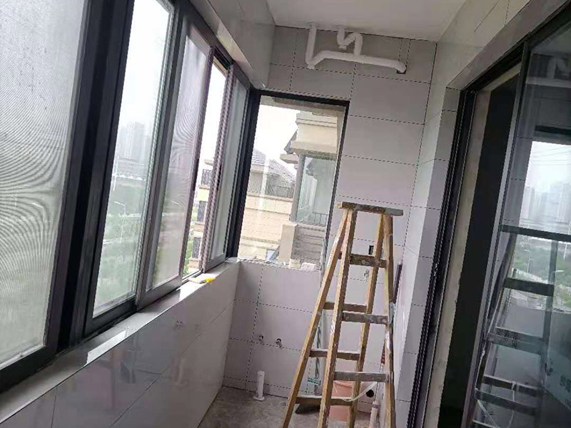上海阳台安装玻璃窗多少钱一平方？