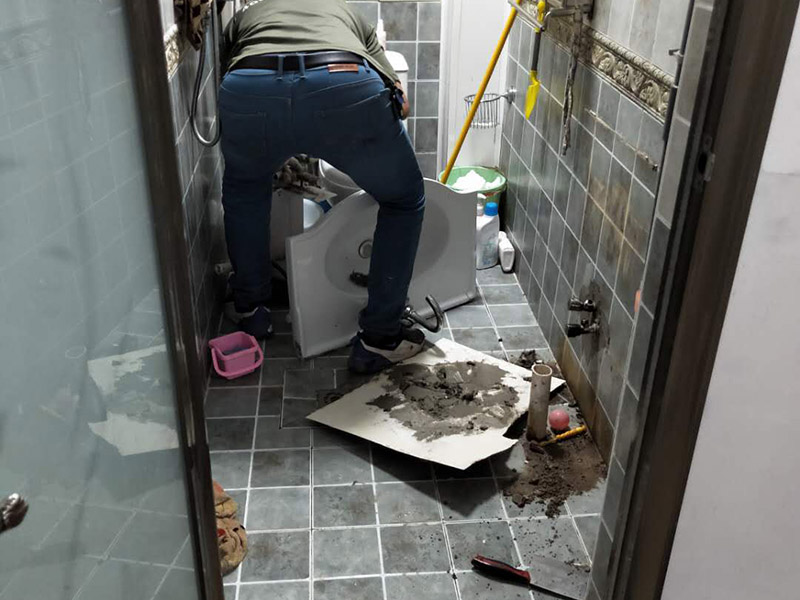 卫生间地板砖怎么选质量好坏，厕所铺瓷砖要多少钱？