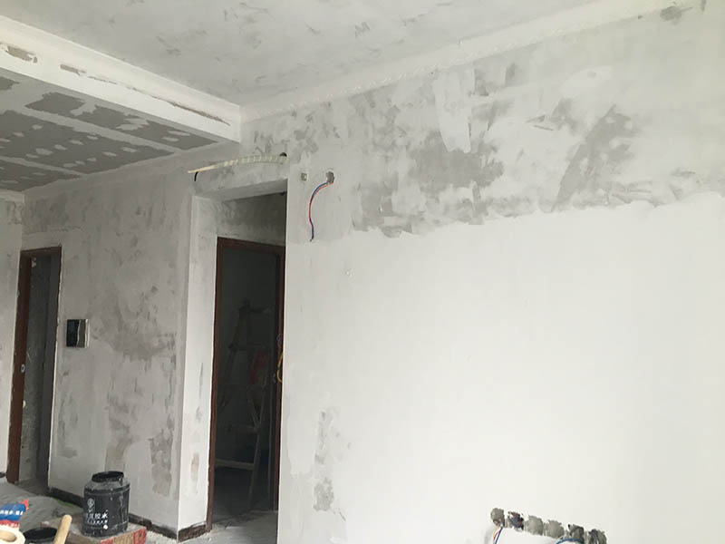 乳胶漆墙面裂缝怎么处理？旧墙翻新需要刷底漆吗？(图2)
