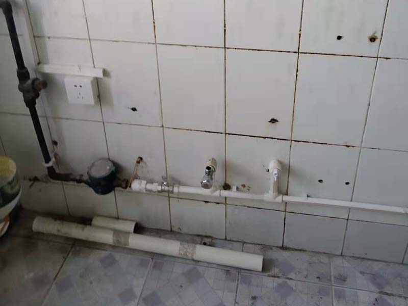 二手房卫生间不砸瓷砖翻新(图2)